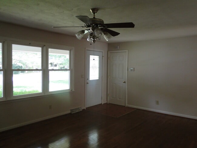 Building Photo - Fenced Backyard In Quiet Neighborhood