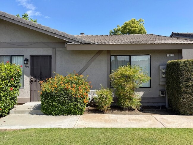Building Photo - 537 W Escalon Ave Unit 537 W Escalon Ave #101