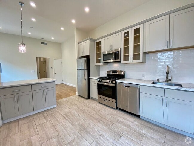 Building Photo - RENOVATED 2BD/1.5BA. Dishwasher! LAUNDRY I... Unit 925 Capp St. Rental
