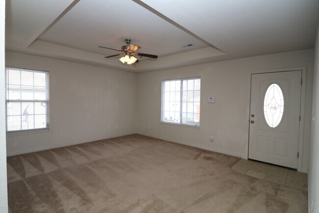 Sala de estar a la entrada - Golf View Gardens Apartments