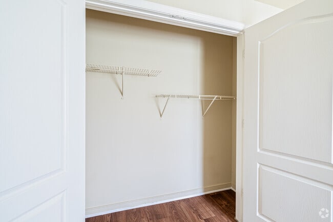 2BA, 1BA - 735SF - Closet
