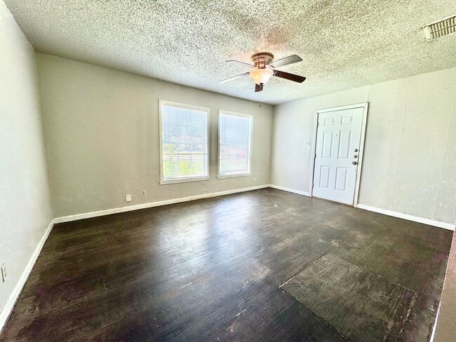 Photo - Eye-catching Home in Heart of Lubbock!- self showing