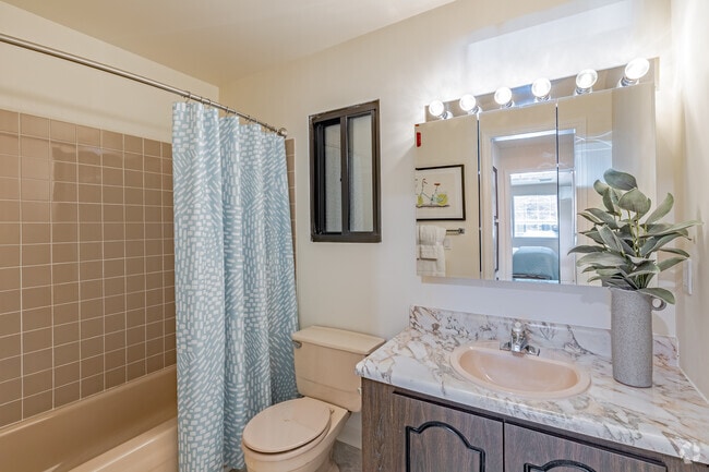1BD, 1BA - 706 SF - Residence Model W - Bathroom