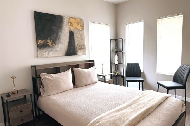 Photo - "Discover Cozy Comfort: Furnished 1-Bedroom Haven in McAllen's Prime Location!"