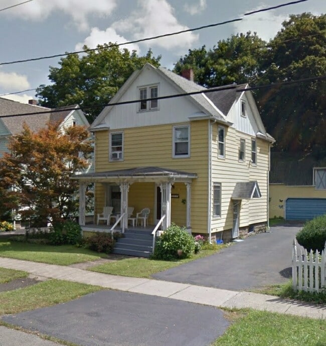 Building Photo - Well updated 3br with full laundry  Huge g... Rental