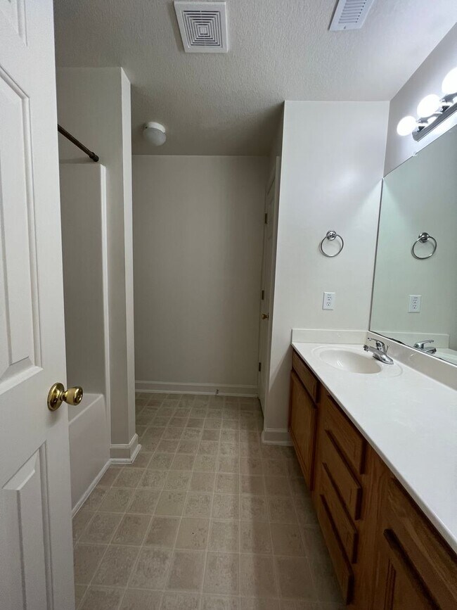 Photo - 106 Streamwood Dr