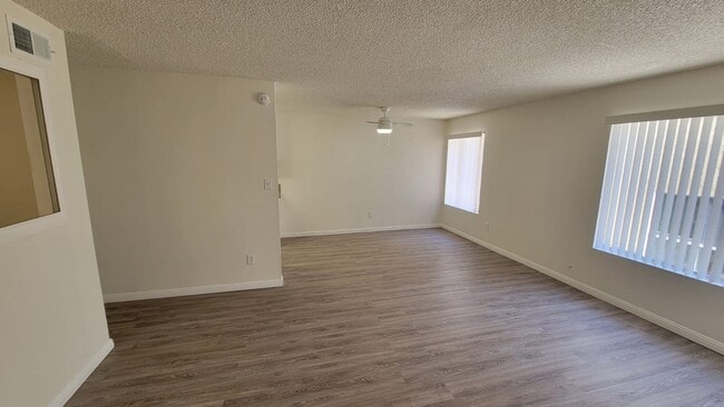 Photo - 5461 Kester Ave Unidad 218