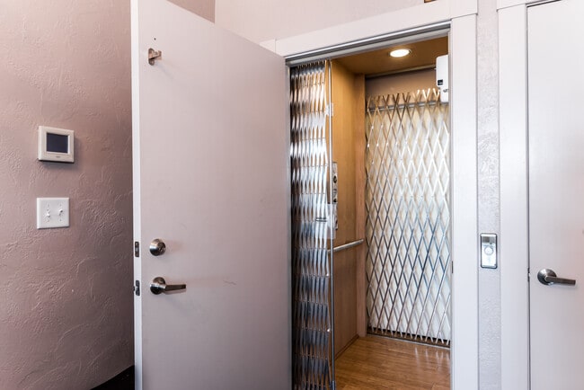 El ascensor se abre al vestíbulo. - 612 Hull St Unidad #301