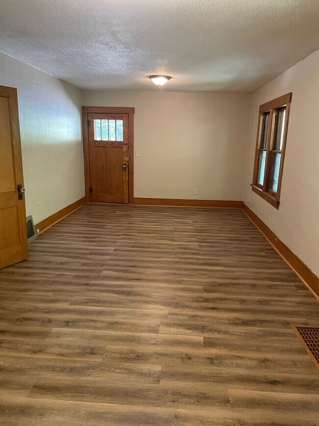 Round prairie 2 bedroom, New flooring! 7... Rental House Rental in Fort Dodge, IA