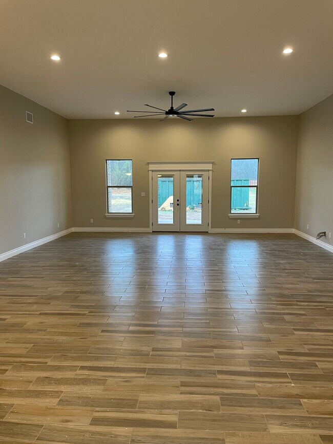 Photo - 404 Imelda Dr