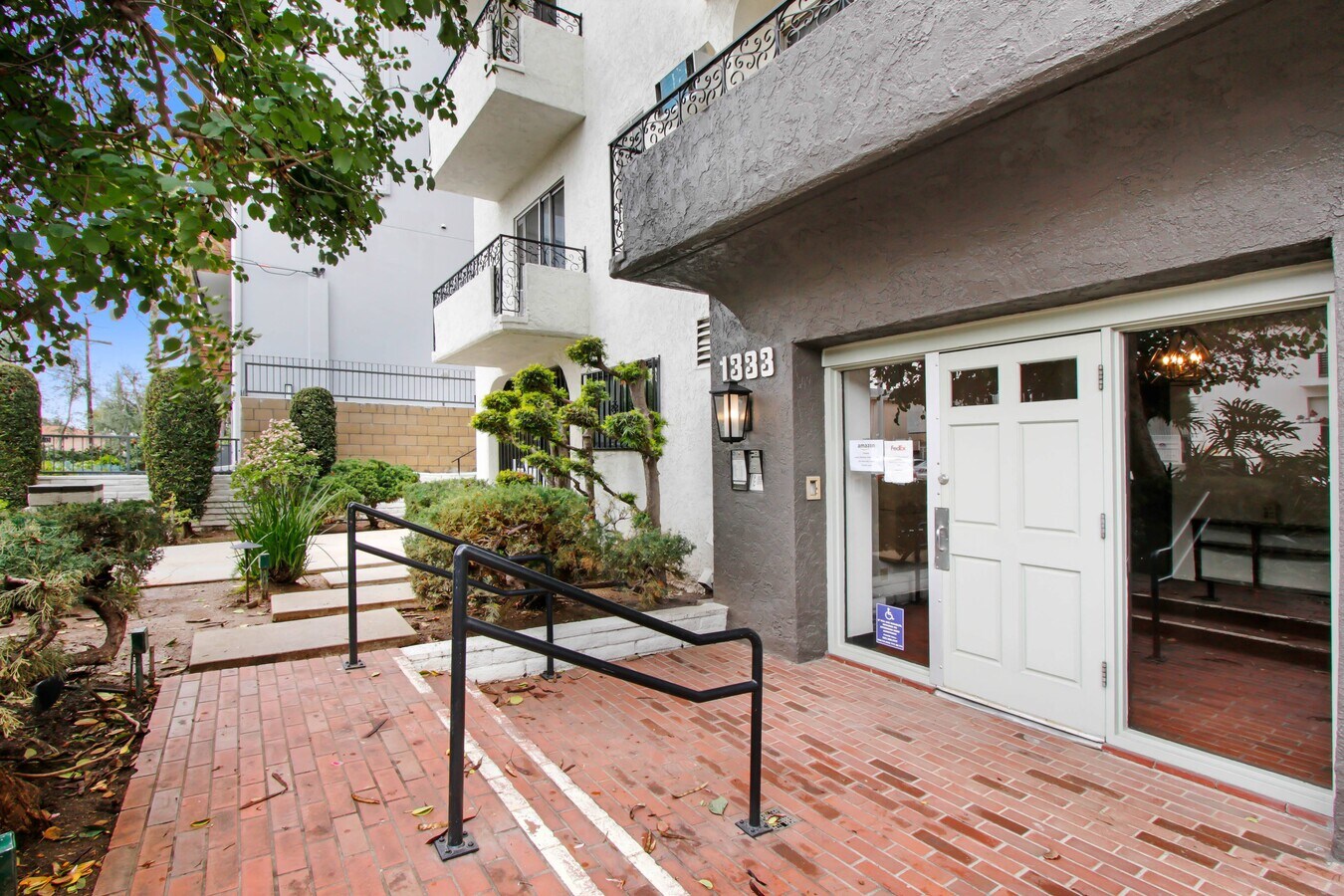 1333 N Martel - 1333 N Martel