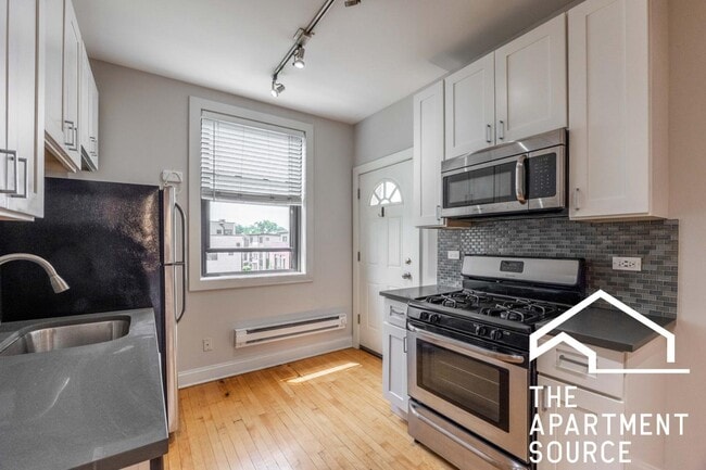 Photo - 2319 N Rockwell St Unidad B2