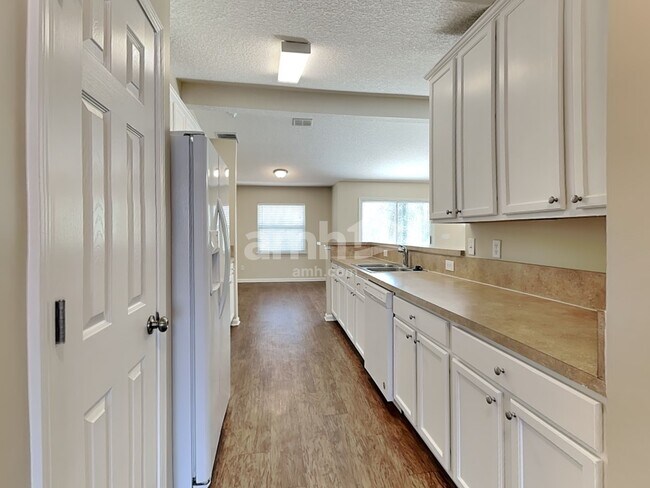 Photo - 1379 Samantha Cir E