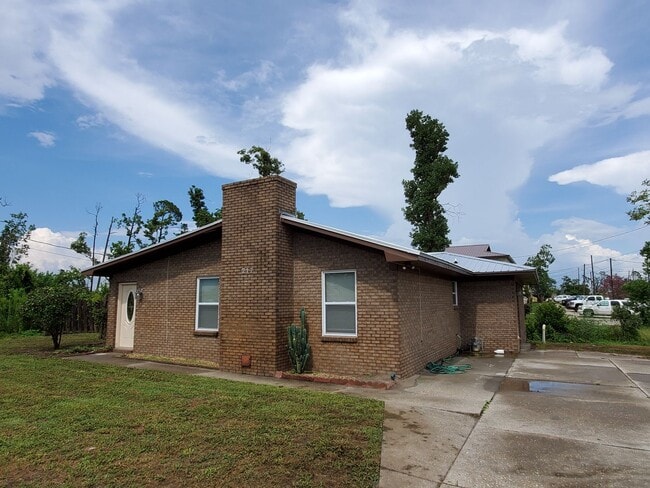 Building Photo - For Lease - Spacious 3 BR|1 BA Home, 10 Mi...