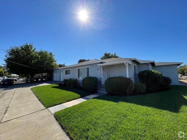 Building Photo - Huge yard with 4 car garage! Newly Remodel... Rental