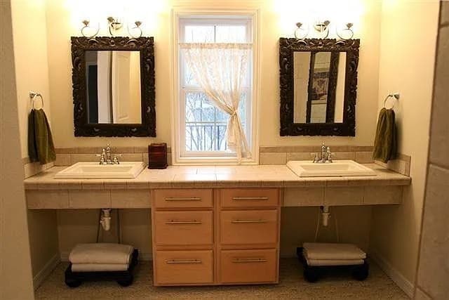 baño - 819 N 21st St