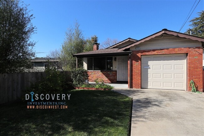 Building Photo - Upper Dimond Three Bedroom Home