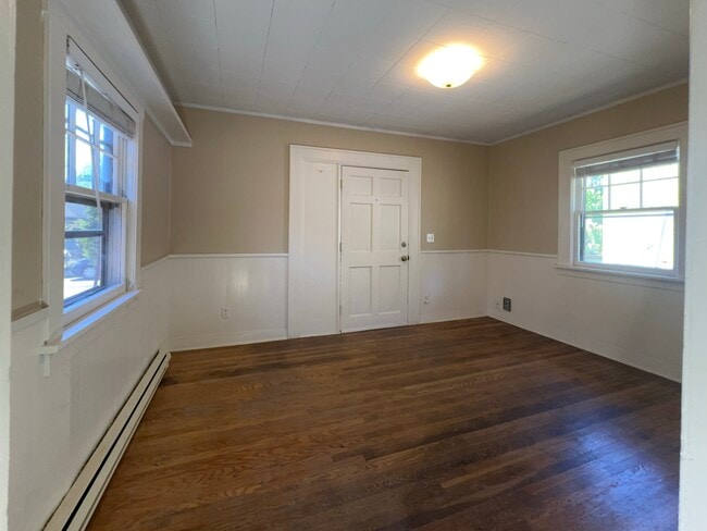 Sala de estar y puerta principal - 2122 SE 43rd Ave