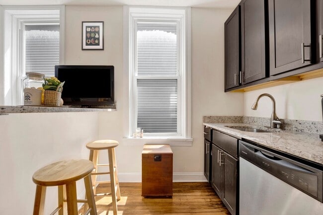 Photo - TONS OF LIGHT 2 BED IN BUCKTOWN! -- AVAILABLE 8/1! Unit 2F