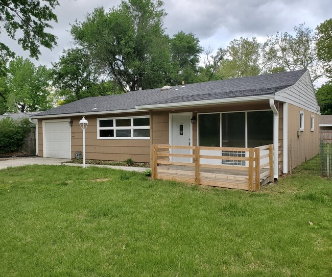 Building Photo - 1548 SW Shunga Dr