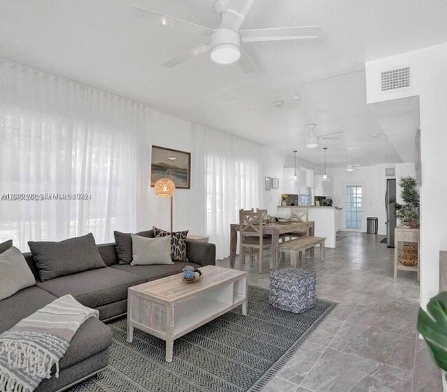 Building Photo - 2501 NE 181st St