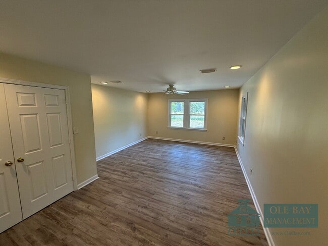 Photo - Nice 5 bedroom , 3 bath home located in Mobile.

$75 per applicant