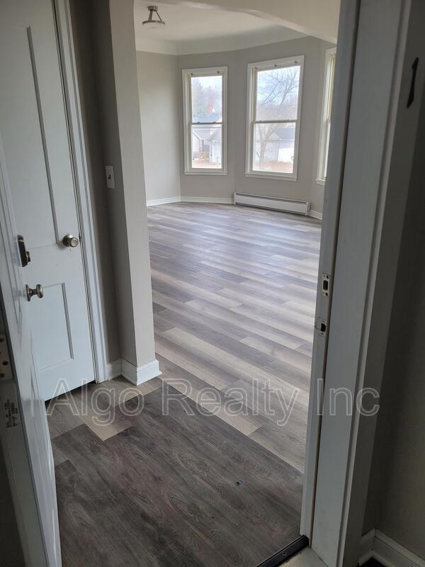 Photo - 133 Winifred St W