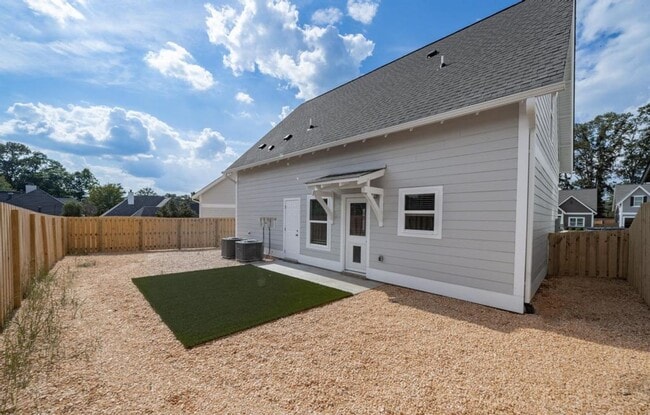 Photo - Spacious 3 Bedroom House with Primary Suite on Main Level