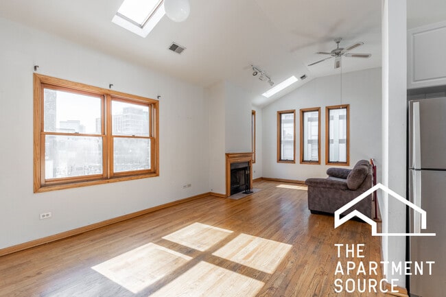Building Photo - 817 N Milwaukee Ave Unit 3 Rental