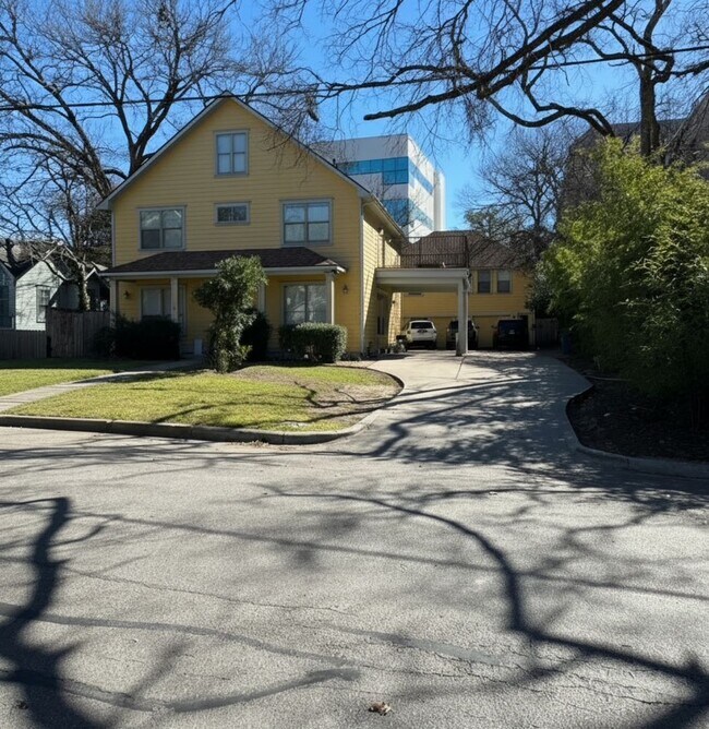 Building Photo - 3207 Hampton Rd Unit A