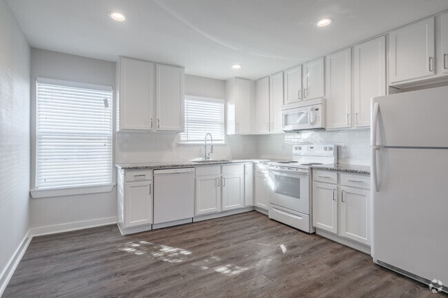 2BR, 1BA - 850SF - Treemont Apartments