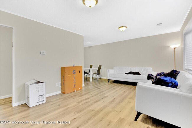 Photo - 972 Woodgate Ave