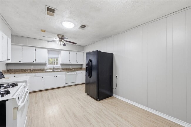 Photo - 1611 Ave C