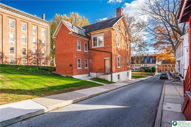 Photo - 426 Heckewelder Pl Unit 2