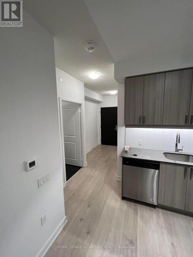 Photo - 8 Nahani Way Unité 1002