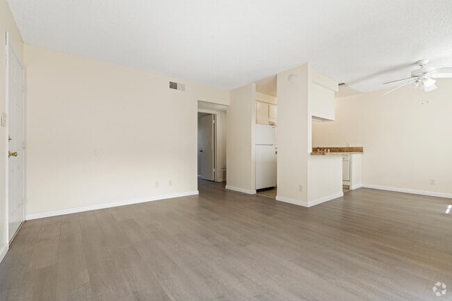 1BR, 1BA - 700SF - Living Room