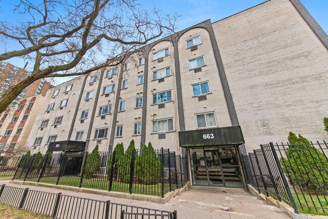 Building Photo - 663 W Grace St