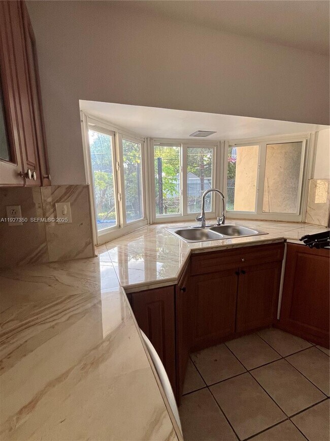 Photo - 150 NE 173rd St