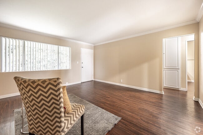 2BR, 1 BA - 890SF -