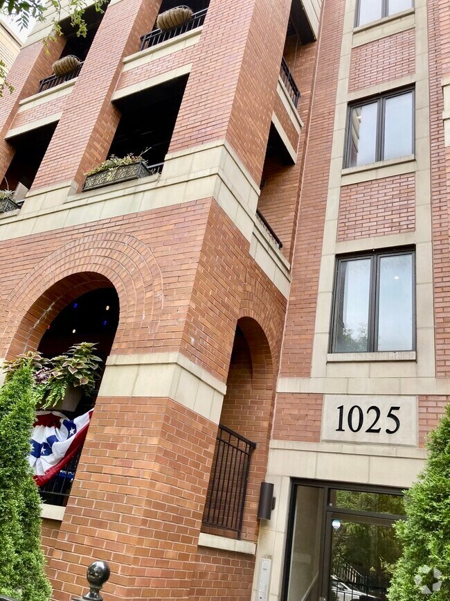 Building Photo - 1025 W Monroe St Unit 4W Rental