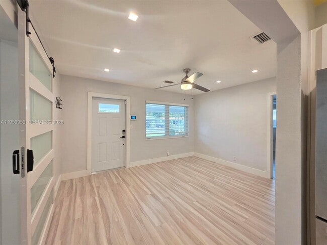 Photo - 250 NE 42nd St