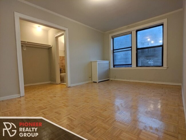 Building Photo - 739 W Belmont Ave Unit 415