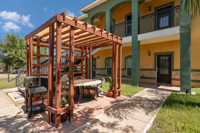 Outdoor community BBQ area! - 801 E Daffodil Unit #1
