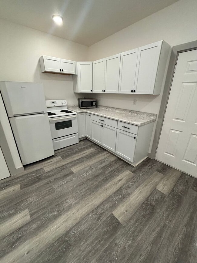 Building Photo - 1245 PH W Unit 1245 Lower