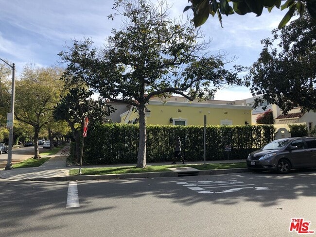 257 N La Peer Dr