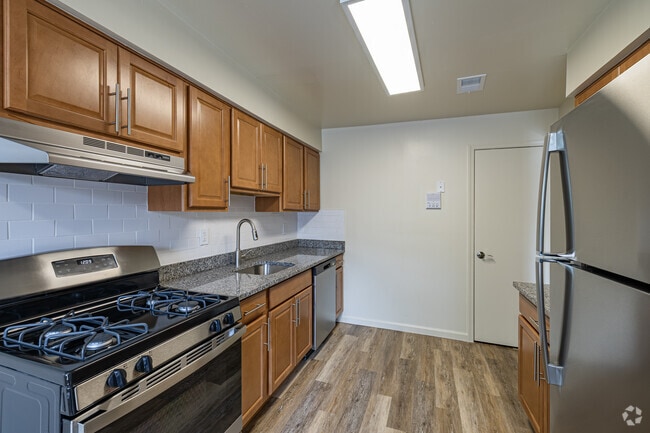 2BR, 2BA - 1,075SF - Kitchen