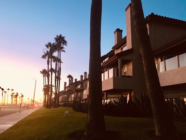Complejo frente a la playa con 42 unidades/propietarios en Huntington Beach. - 1400 Pacific Coast Hwy