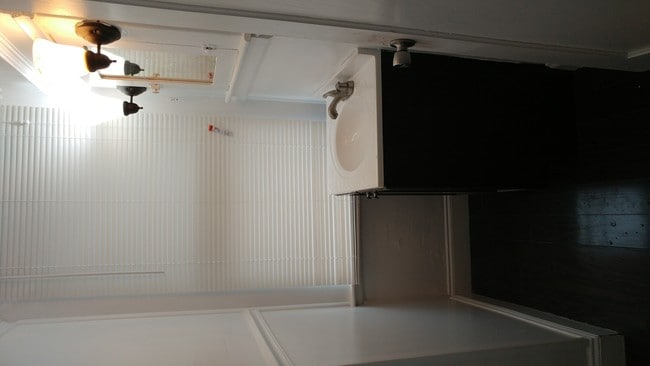 Building Photo - 112 Wall St Unit 2