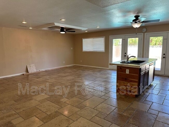 Photo - 1114 E Carter Dr