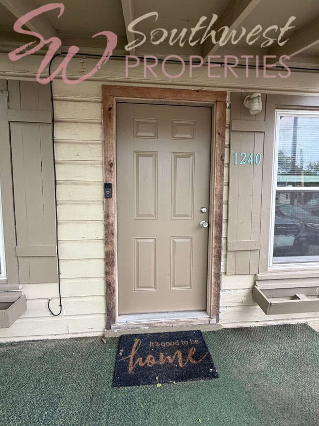 Photo - 3 bedroom 1 bath with large bedrooms! Easy walk to campus!